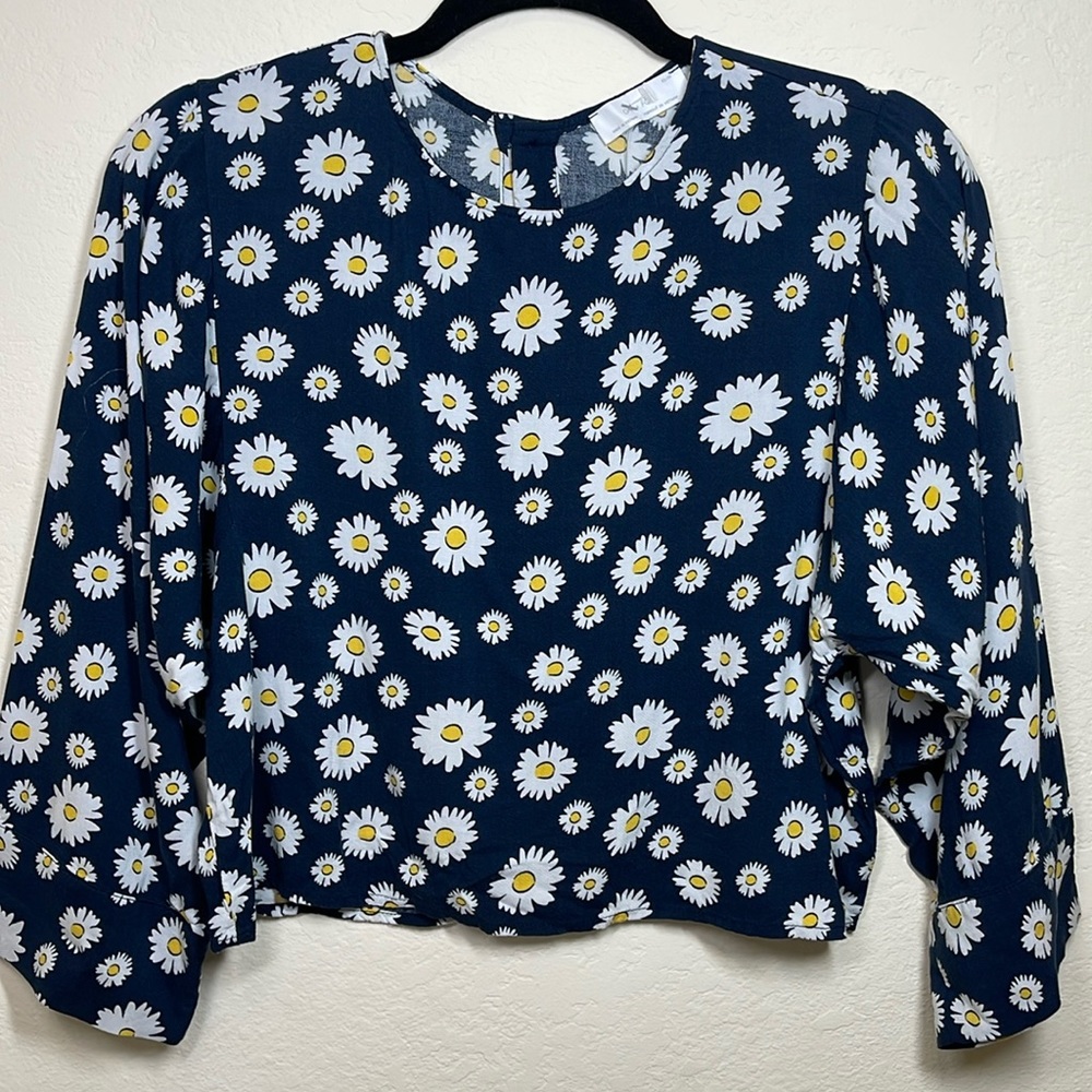 OAK & FORT Daisy Print Navy Button Back Blouse.